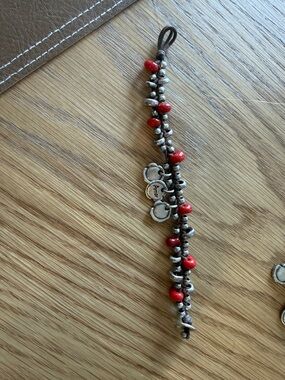 UNO de 50 Red Bead and Silver Charm Bracelet